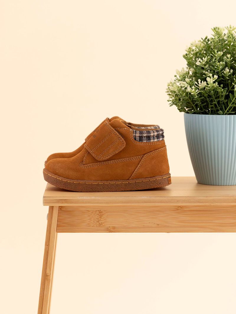 Botin-Para-Niño-Gamuza-Brunos-Vl-Mostaza-Hush-Puppies